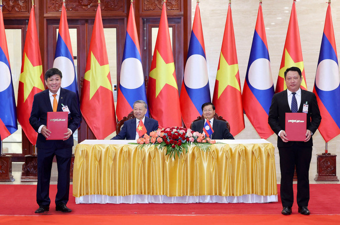 Vietjet và Bộ Công chính và Vận tải Lào vừa trao thoả thuận tăng cường kết nối vận tải hàng không Việt Nam – Lào trước sự chứng kiến của Chủ tịch nước Tô Lâm; Tổng Bí thư, Chủ tịch nước Lào Thongloun Sisoulith cùng lãnh đạo cấp cao hai nước. Photo 2 (1).jpg