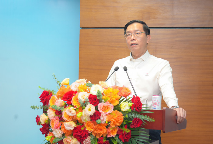 Đồng chí Trần Quang Dũng, Phó Bí thư thường trực Đảng uỷ trình bày báo cáo đánh giá việc thực hiện phương châm hành động “Quản trị biến động, bổ sung động lực mới, làm mới động lực cũ, tạo nguồn năng lượng mới, vươn tới đỉnh cao mới” trong 6 tháng đầu năm của Petrovietnam. Anh 2-2.jpg