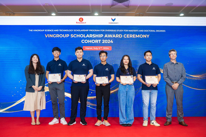Duy Hải (đứng chính giữa) tại Lễ trao Học bổng Khoa học Công nghệ Vingroup tháng 7/2024. Anh 3 (4).jpg
