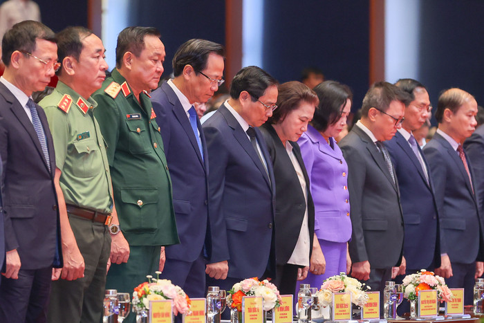 Thủ tướng Phạm Minh Chính và các đại biểu dành một phút mặc niệm, tưởng nhớ sự hy sinh, công lao to lớn của các anh hùng liệt sĩ đã ngã xuống trong sự nghiệp xây dựng và bảo vệ Tổ quốc và tưởng nhớ Tổng Bí thư Nguyễn Phú Trọng. Ảnh: VGP/Nhật Bắc 1.jpg
