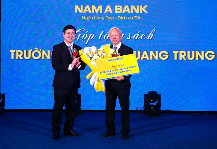 Đại diện Nam A Bank trao tặng gần 3.000 cuốn sách cho Trường Đại học Quang Trung. Hình 3 - Trao tặng sách.jpg