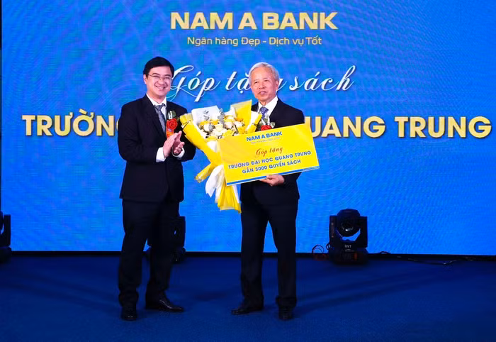 Hình 3 - Trao tặng sách.jpg
