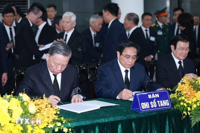 Chủ tịch nước Tô Lâm và Thủ tướng Phạm Minh Chính ghi sổ tang. (Ảnh: TTXVN) Chủ tịch nước Tô Lâm và Thủ tướng Phạm Minh Chính ghi sổ tang. (Ảnh: TTXVN)