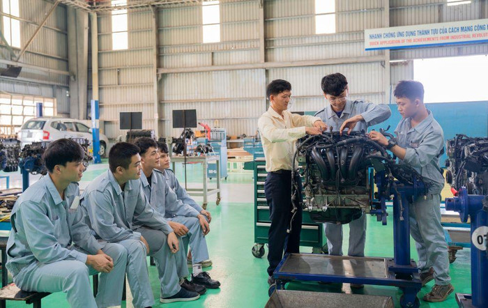 Sinh viên thực hành với các máy móc, thiết bị hiện đại, gần 100% sinh viên sau khi ra trường có việc làm và làm được việc. thaco3.jpg
