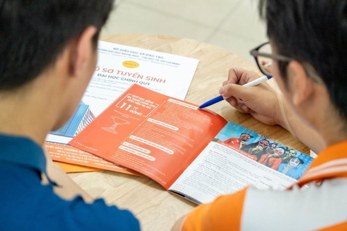 Nhiều thí sinh đặt mục tiêu "săn" học bổng khi chọn xét học bạ vào HUFLIT. anh1.jpeg