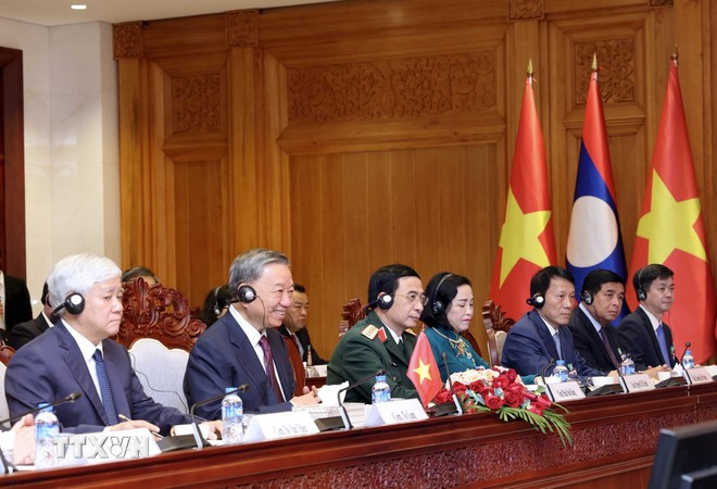 Chủ tịch nước Tô Lâm và thành viên Đoàn cấp cao Việt Nam tại cuộc hội đàm với Tổng Bí thư, Chủ tịch nước Thongloun Sisoulith và Đoàn cấp cao Lào. (Ảnh: Nhan Sáng/TTXVN) 3.jpg