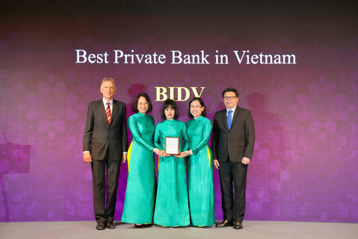 Đại diện BIDV nhận giải “Best Private Banking Services in Vietnam”. Anh Private Banking.jpg