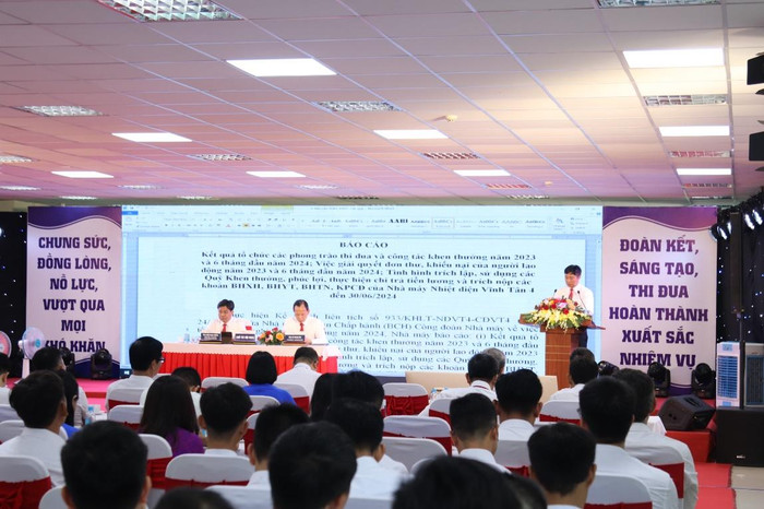 Ông Trương Đức Hải, Trưởng phòng Hành chính Lao động báo cáo Kết quả tổ chức các phong trào thi đua và công tác khen thưởng năm 2023 và 6 tháng đầu năm 2024; Việc giải quyết đơn thư, khiếu nại của người lao động năm 2023 và 6 tháng đầu năm 2024; Tình hình trích lập, sử dụng các Quỹ Khen thưởng, phúc lợi, thực hiện chi trả tiền lương và trích nộp các khoản bảo hiểm xã hội, bảo hiểm y tế, bảo hiểm thất nghiệp, kinh phí công đoàn của Nhà máy đến 30/6/2024. h5.jpg