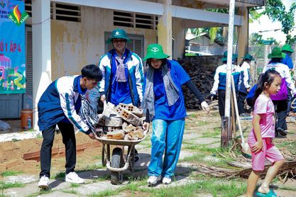 Chiến sĩ tình nguyện thực hiện xây dựng sân chơi thiếu nhi. HÌNH 7.jpg