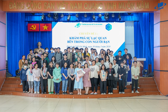 Báo cáo chuyên đề tư vấn tâm lý: Khám phá sự lạc quan bên trong con người bạn do Thạc sĩ Trần Thị Thanh Trà – Giảng viên tâm lý Khoa Xã hội học – Công tác xã hội – Đông Nam Á, Trường Đại học Mở Thành phố Hồ Chí Minh dẫn dắt. DSC03004.jpeg