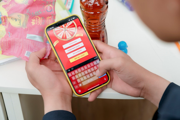 Chỉ cần xé nhãn chai Trà Dr Thanh, lấy mã code bên trong nhãn và nhắn tin về tổng đài 6020 hoặc qua website https://xengaytrunglien.com/tradrthanh/ hay fanpage https://www.facebook.com/trathanhnhietDr.Thanh bạn sẽ biết kết quả trúng các giải thẻ cào điện thoại từ 10 ngàn đến 500 ngàn đồng chỉ sau vài giây và có cơ hội trúng 02 Giải Nhất còn lại, mỗi giải gồm set 9 thiết bị gia dụng giúp thanh lọc không gian sống trị giá 46 triệu đồng, 9 Giải Nhì còn lại, mỗi giải trị giá 9 triệu đồng tiền mặt và đặc biệt cơ hội 1 lần trúng 9 miếng vàng SJC 999.9 trong 3 tuần tới. 2-2.jpg
