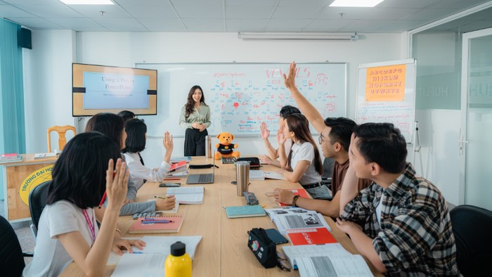 Đồng hành cùng người học trên hành trình chinh phục tri thức, HUFLIT thường xuyên triển khai các hoạt động nâng cao trải nghiệm học tập cho sinh viên. anh4.jpeg