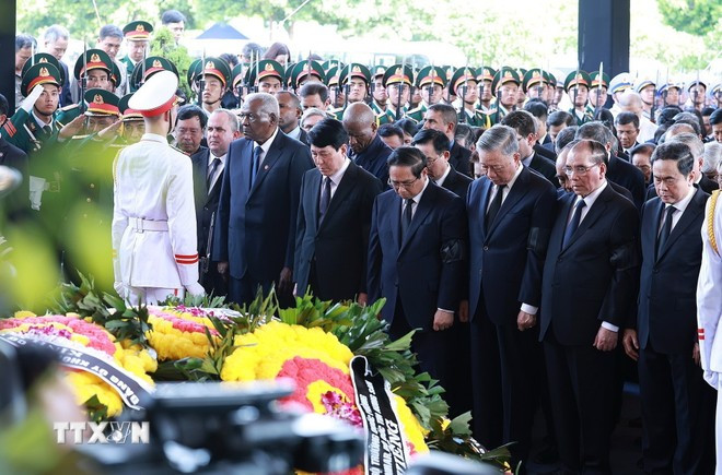 Các đồng chí lãnh đạo, nguyên lãnh đạo Đảng, Nhà nước, đại biểu trong nước và quốc tế mặc niệm Tổng Bí thư Nguyễn Phú Trọng. (Ảnh: TTXVN) Các đồng chí lãnh đạo, nguyên lãnh đạo Đảng, Nhà nước, đại biểu trong nước và quốc tế mặc niệm Tổng Bí thư Nguyễn Phú Trọng. (Ảnh: TTXVN)