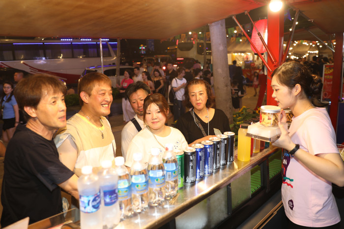 Giá cả được niêm yết rõ ràng trên menu giúp du khách thoải mái mua sắm mà không lo bị “chặt chém". 7 (1).JPG