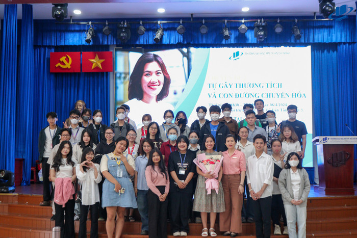 Các buổi hội thảo, chuyên đề về các chủ đề như giao tiếp hiệu quả, căng thẳng, trầm cảm, tư duy tích cực, cân bằng cảm xúc, và các kỹ năng đối phó luôn được tổ chức thực hiện hằng năm. Các chương trình này nhằm trang bị cho sinh viên những kiến thức và kỹ năng cần thiết để đối phó với các khó khăn trong cuộc sống. IMG_3891.jpeg