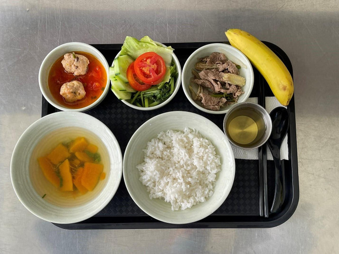 Khẩu phần ăn của nhân viên Ajinomoto Việt Nam với cơm cùng hai món mặn, rau và tráng miệng trái cây. 1.jpg