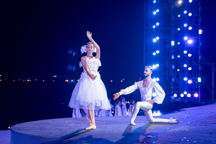Màn trình diễn ballet đưa người xem vào không gian lãng mạn và đầy cảm xúc. Màn trình diễn ballet đưa người xem vào không gian lãng mạn và đầy cảm xúc.