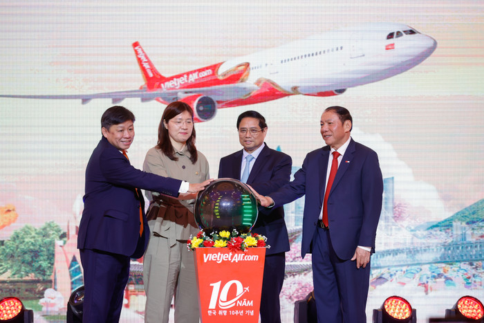 Bộ trưởng Bộ Văn hoá, Thể thao và Du lịch Nguyễn Văn Hùng, Thủ tướng Chính phủ Phạm Minh Chính, Thứ trưởng Bộ Văn hoá, Thể thao và Du lịch Hàn Quốc Jang Mi-Ran và lãnh đạo Vietjet thực hiện nghi thức công bố đường bay mới Daegu - Nha Trang. A2-8.jpg