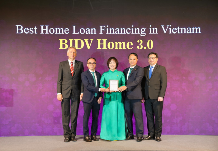 Đại diện BIDV nhận giải thưởng Sản phẩm vay nhà ở tốt nhất Việt Nam. Anh BIDV Home Loan.jpg
