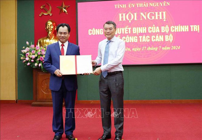 Trưởng Ban Tổ chức Trung ương Lê Minh Hưng (phải) trao Quyết định của Bộ Chính trị cho ông Trịnh Việt Hùng. Ảnh: TTXVN Trưởng Ban Tổ chức Trung ương Lê Minh Hưng (phải) trao Quyết định của Bộ Chính trị cho ông Trịnh Việt Hùng. Ảnh: TTXVN
