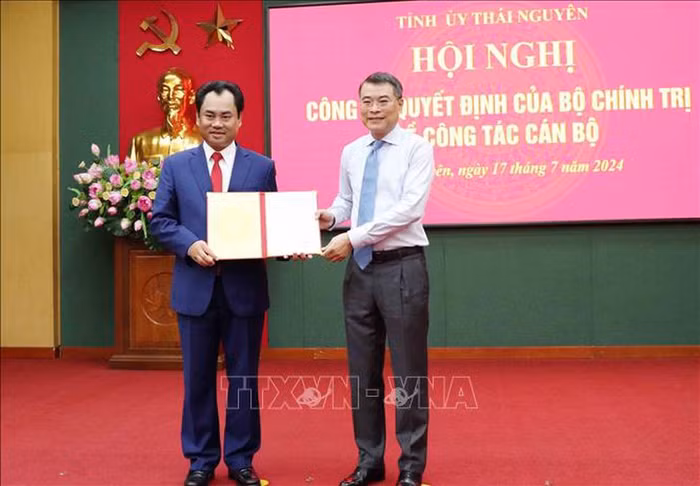 Trưởng Ban Tổ chức Trung ương Lê Minh Hưng (phải) trao Quyết định của Bộ Chính trị cho ông Trịnh Việt Hùng. Ảnh: TTXVN