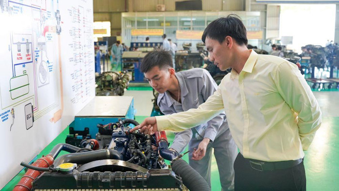 Giảng viên hướng dẫn sinh viên thực hành trên mô hình hệ thống điều khiển nhiên liệu diesel. thaco2.jpg