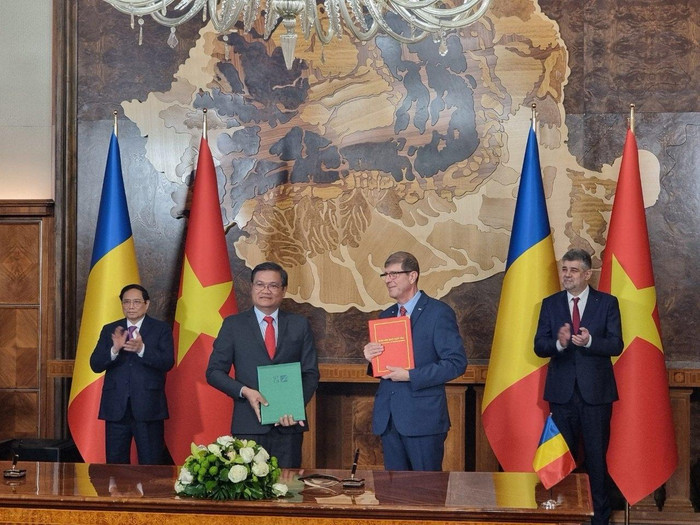 Giáo sư, Tiến sĩ Nguyễn Minh Hà, Hiệu trưởng Trường Đại học Mở Thành phố Hồ Chí Minh (thứ 2 từ trái qua) trong buổi ký kết hợp tác với đối tác tại Rumani trong chuyến tháp tùng đoàn đại biểu cấp cao của Quốc hội năm 2024. p2.jpg