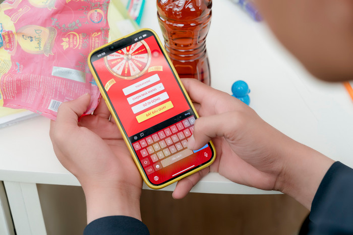 Chỉ cần xé nhãn chai, lấy mã code bên trong nhãn chai và nhắn tin về tổng đài 6020, hoặc nhập mã code và số điện thoại trên website https://xengaytrunglien.com/tradrthanh/ sẽ có cơ hội trúng hơn 75 ngàn giải thưởng là thẻ cào điện thoại cùng 4 Giải Nhất mỗi giải trúng set 9 thiết bị gia dụng giúp thanh lọc không gian sống trị giá 46 triệu đồng; 18 Giải Nhì mỗi giải trúng 9 triệu đồng tiền mặt. Đặc biệt là cơ hội 1 lần trúng 9 miếng vàng SJC, mỗi miếng 5 chỉ cùng Trà Thanh Nhiệt Dr Thanh. 2 (7).jpg