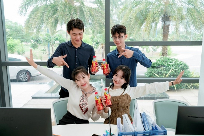 Chương trình “Xé nhãn Trà Dr Thanh, 1 lần trúng x9 lần quà” đang thu hút hàng vạn người tiêu dùng trên cả nước tham gia để vừa thanh lọc cơ thể, vừa săn các giải thưởng giá trị mỗi ngày. 4-2.jpg