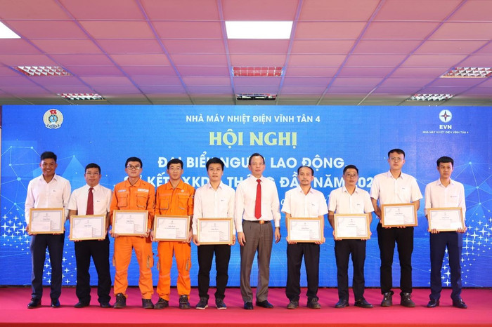 Đại diện Phân xưởng Hóa và các cá nhân tiêu biểu nhận Giấy khen của Nhà máy trong công tác an toàn vệ sinh lao động-phòng chống cháy nổ-bảo vệ môi trường năm 2024. h8.jpg