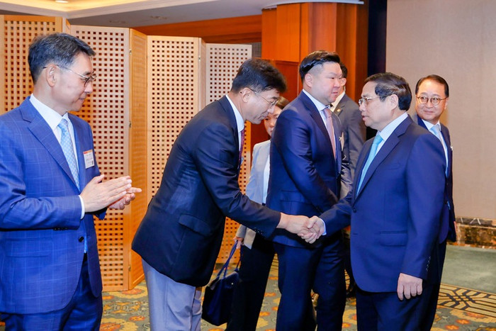 Lãnh đạo các tập đoàn, doanh nghiệp lớn chào đón Thủ tướng Phạm Minh Chính dự Tọa đàm bàn tròn. Ảnh: VGP/Nhật Bắc thutuong1.jpg