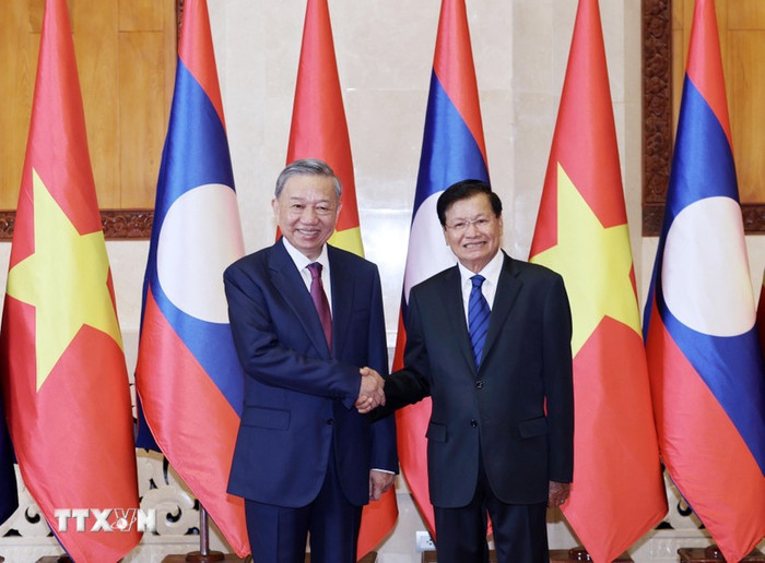 Chủ tịch nước Tô Lâm và Tổng Bí thư, Chủ tịch nước Lào Thongloun Sisoulith chụp ảnh chung. (Ảnh: Nhan Sáng/TTXVN) Chủ tịch nước Tô Lâm và Tổng Bí thư, Chủ tịch nước Lào Thongloun Sisoulith chụp ảnh chung. (Ảnh: Nhan Sáng/TTXVN)
