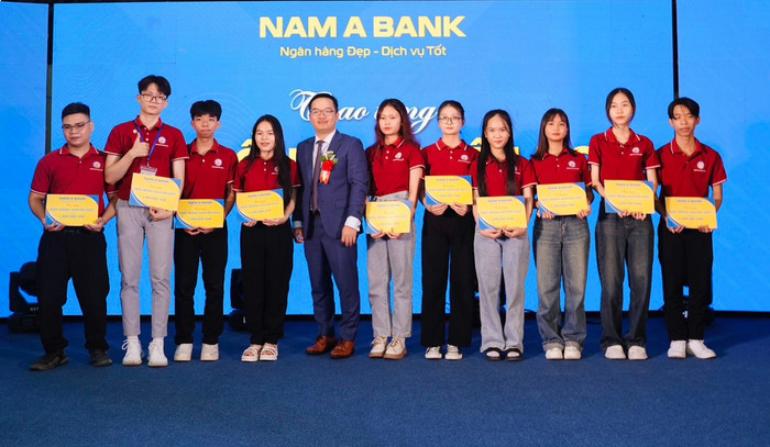 Nam A Bank đã trao học bổng cho sinh viên Trường Đại học Quang Trung. Hình 2 - Trao học bổng.jpg