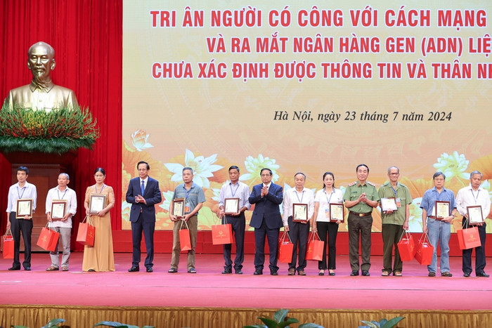 Thủ tướng và lãnh đạo Đảng, Nhà nước trao Giấy chứng nhận ADN cho đại diện 10 gia đình liệt sĩ, trong đó có 4 gia đình liệt sỹ được kết nối – tìm được thân nhân của mình sau hàng chục năm chờ đợi. Ảnh: VGP/Nhật Bắc Thủ tướng: Đẩy mạnh công tác 'đền ơn đáp nghĩa' với trách nhiệm lớn lao và nghĩa tình sâu nặng- Ảnh 11.