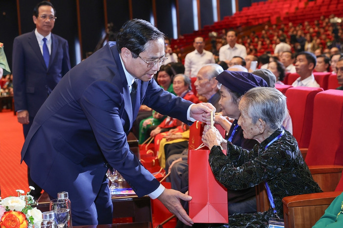 Thủ tướng và lãnh đạo Đảng, Nhà nước trao quà tặng người có công với cách mạng. Ảnh: VGP/Nhật Bắc Thủ tướng: Đẩy mạnh công tác 'đền ơn đáp nghĩa' với trách nhiệm lớn lao và nghĩa tình sâu nặng- Ảnh 9.