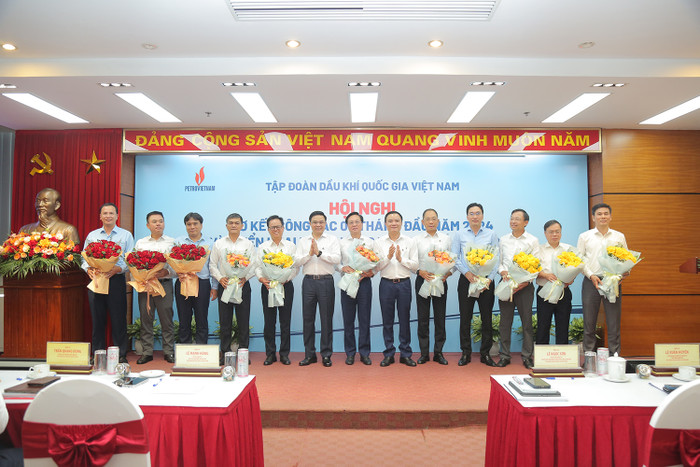 Lãnh đạo Tập đoàn tuyên dương các tập thể có thành tích xuất sắc trong hoạt động 6 tháng đầu năm. Anh 6.JPG