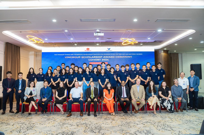 Các sinh viên, học giả Việt Nam nhận Học bổng Khoa học Công nghệ Vingroup năm 2024. Anh 1 (1).JPG