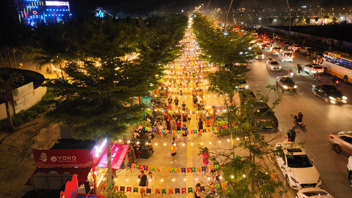 Tuyến phố thương mại VuiFest Ha Long chính thức ra mắt với diện mạo “lung linh" thắp sáng vùng di sản Hạ Long. 1 (6).jpg