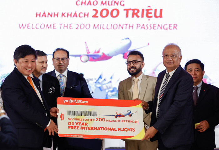 Vietjet dành tặng hành khách thứ 200 triệu món quà 1 năm bay quốc tế miễn phí. A5 (1).jpg