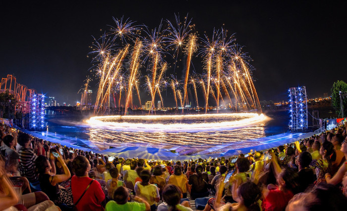 Màn trình diễn pháo hoa ấn tượng, làm nên “thương hiệu” của show diễn Symphony of River. Màn trình diễn pháo hoa ấn tượng, làm nên “thương hiệu” của show diễn Symphony of River.