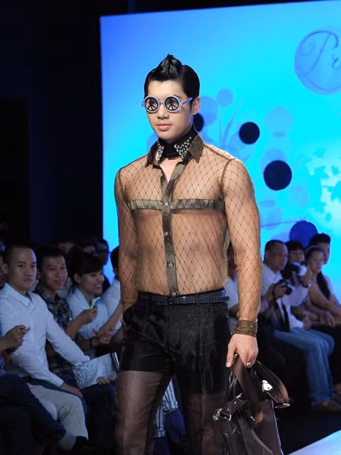 Nam Thành diện chiếc áo mặc cũng như không