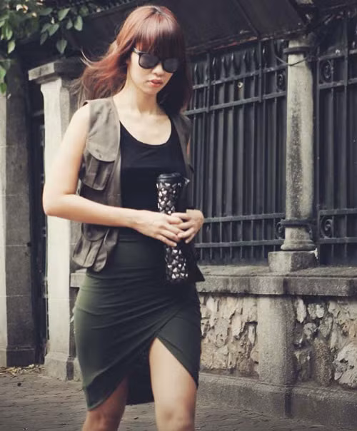 ... hay chất liệu thun mỏng manh thế này, thì việc "quên nội y" quả thật vô cùng táo bạo.