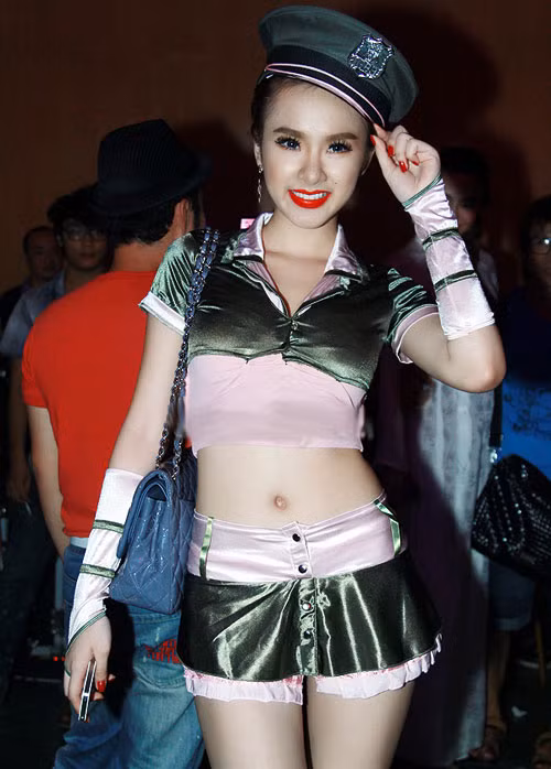 Angela Phương Trinh bị chỉ trích rất nhiều với trang phục khi biểu diễn ca nhạc.