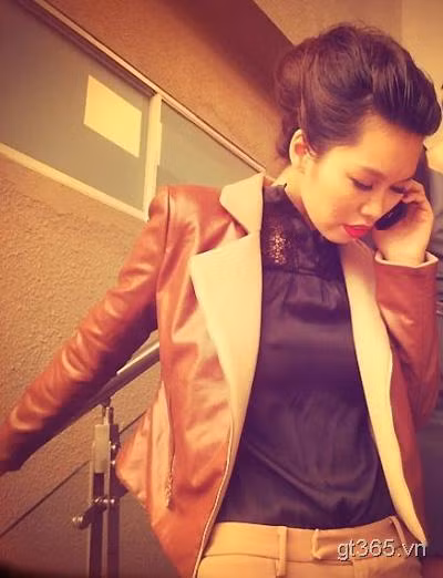 Nhưng cả khi dùng chiếc áo vest khoác ngoài thì vẫn có những khoảnh khắc chúng bị "lộ" ra thế này.