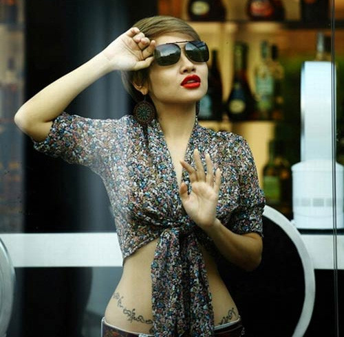 Nữ ca sĩ Mai Khôi cũng không kém phần sôi nổi với kiểu áo ngắn lửng lơ này. Nữ ca sĩ Mai Khôi cũng không kém phần sôi nổi với kiểu áo ngắn lửng lơ này.