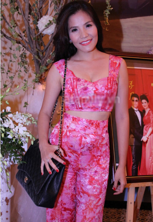 Ngô Mai Trang bị nhận xét "đồng bóng" vì bộ quần áo màu hồng. Ngô Mai Trang bị nhận xét "đồng bóng" vì bộ quần áo màu hồng.