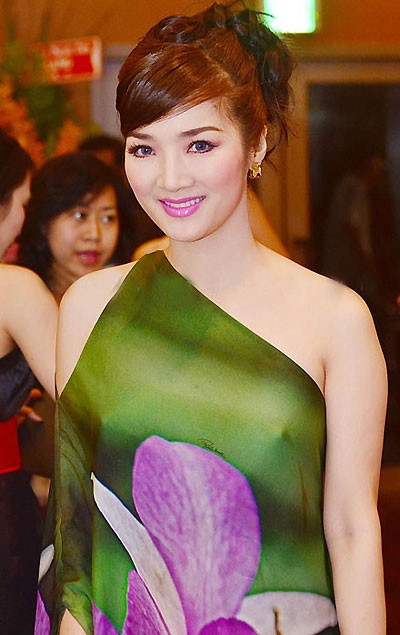 ... đến cả Hoa hậu Đền Hùng Giáng My cũng "quên phụ kiện". ... đến cả Hoa hậu Đền Hùng Giáng My cũng "quên phụ kiện".