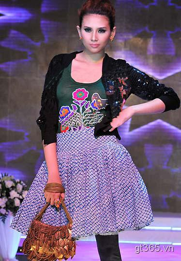 ... Á hậu Hoàng Yến... ... Á hậu Hoàng Yến...