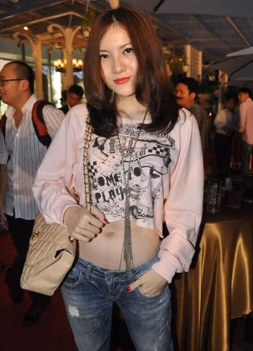 Yến Nhi khoe bụng khá bạo.