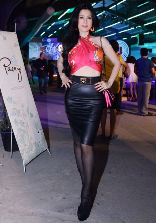 Người đẹp Maria Đinh Phương Ánh khoe cơ thể sexy qua lớp khăn quấn hiện đại.